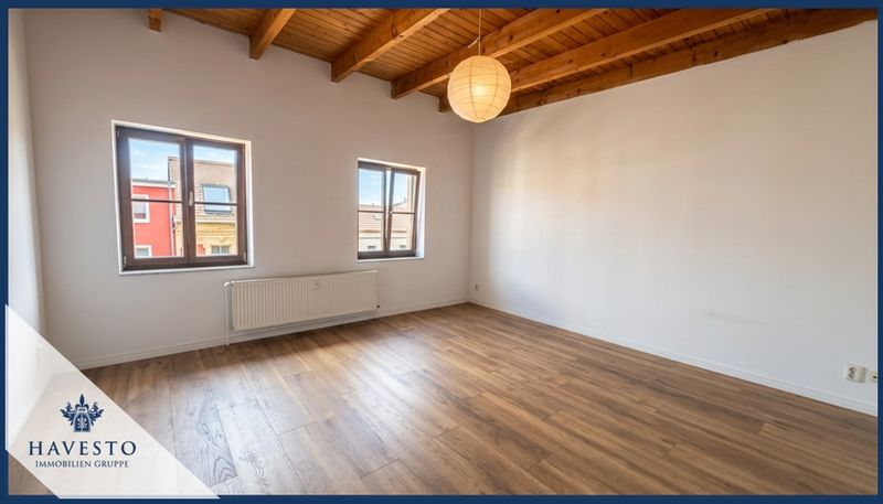 Stilvolle 2-Zimmer-Dachgeschosswohnung mit Holzbalkendecke, Einbauküche & modernisiertem Bad